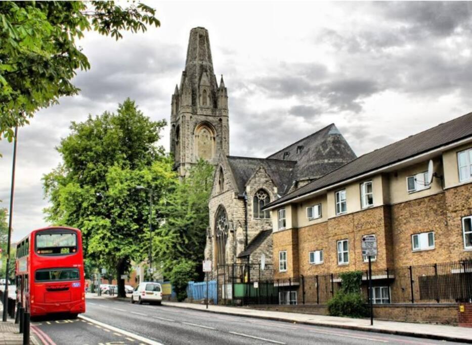 Functional Double With An Ensuite Toilet And Shower Near Tube And Bus Stations Londres Exterior foto