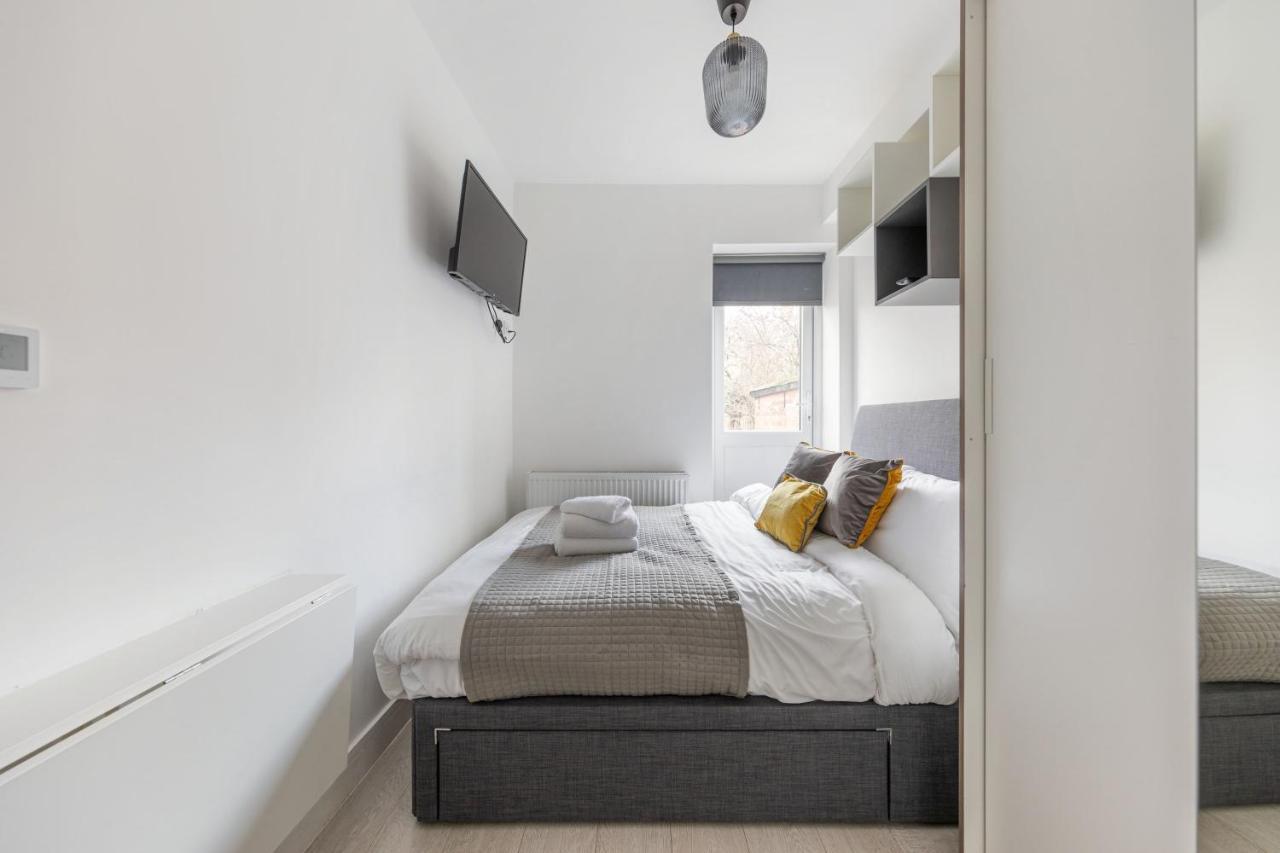 Functional Double With An Ensuite Toilet And Shower Near Tube And Bus Stations Londres Exterior foto