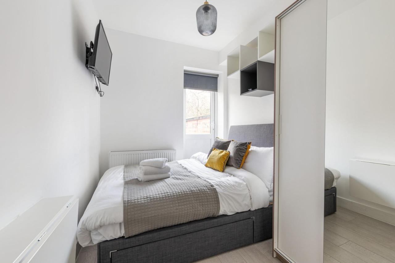 Functional Double With An Ensuite Toilet And Shower Near Tube And Bus Stations Londres Exterior foto