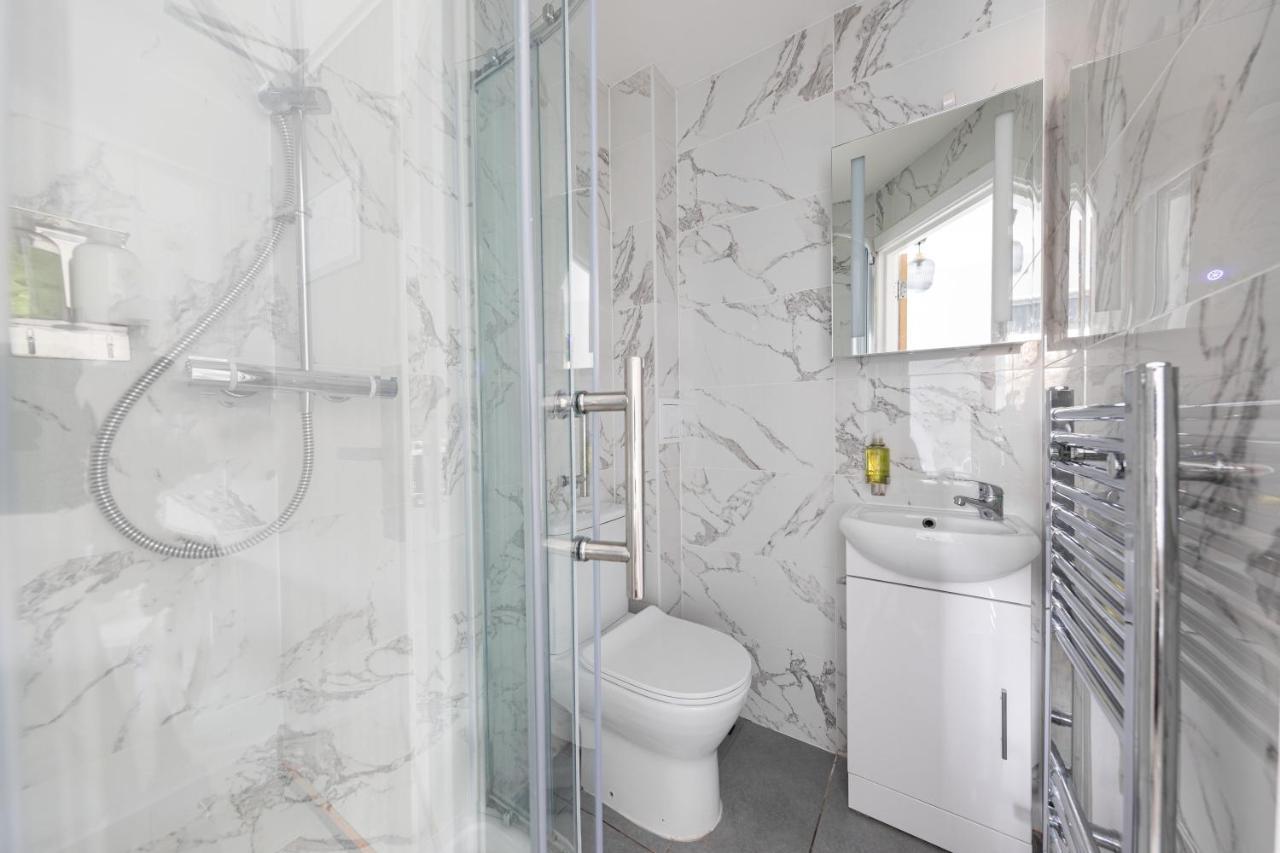 Functional Double With An Ensuite Toilet And Shower Near Tube And Bus Stations Londres Exterior foto